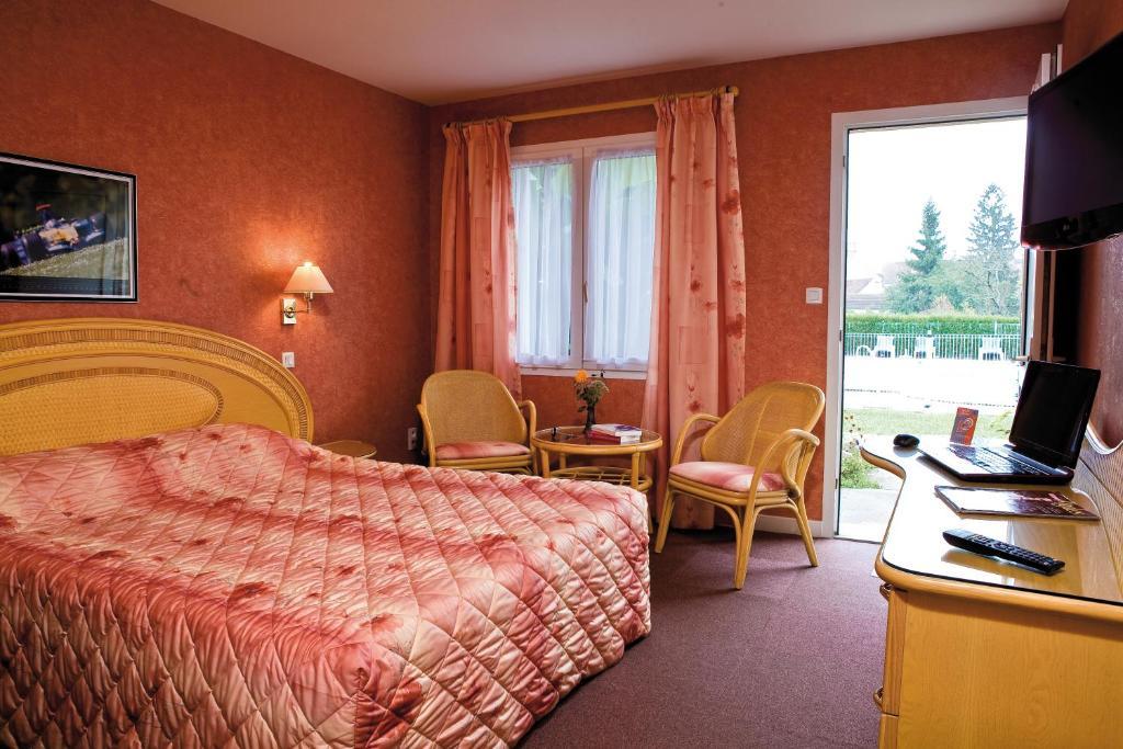 Logis Hotel Du Pont Neuf Le Veurdre Camera foto