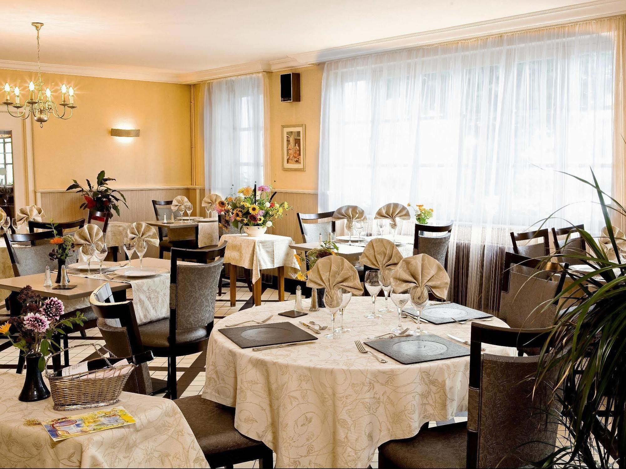 Logis Hotel Du Pont Neuf Le Veurdre Esterno foto