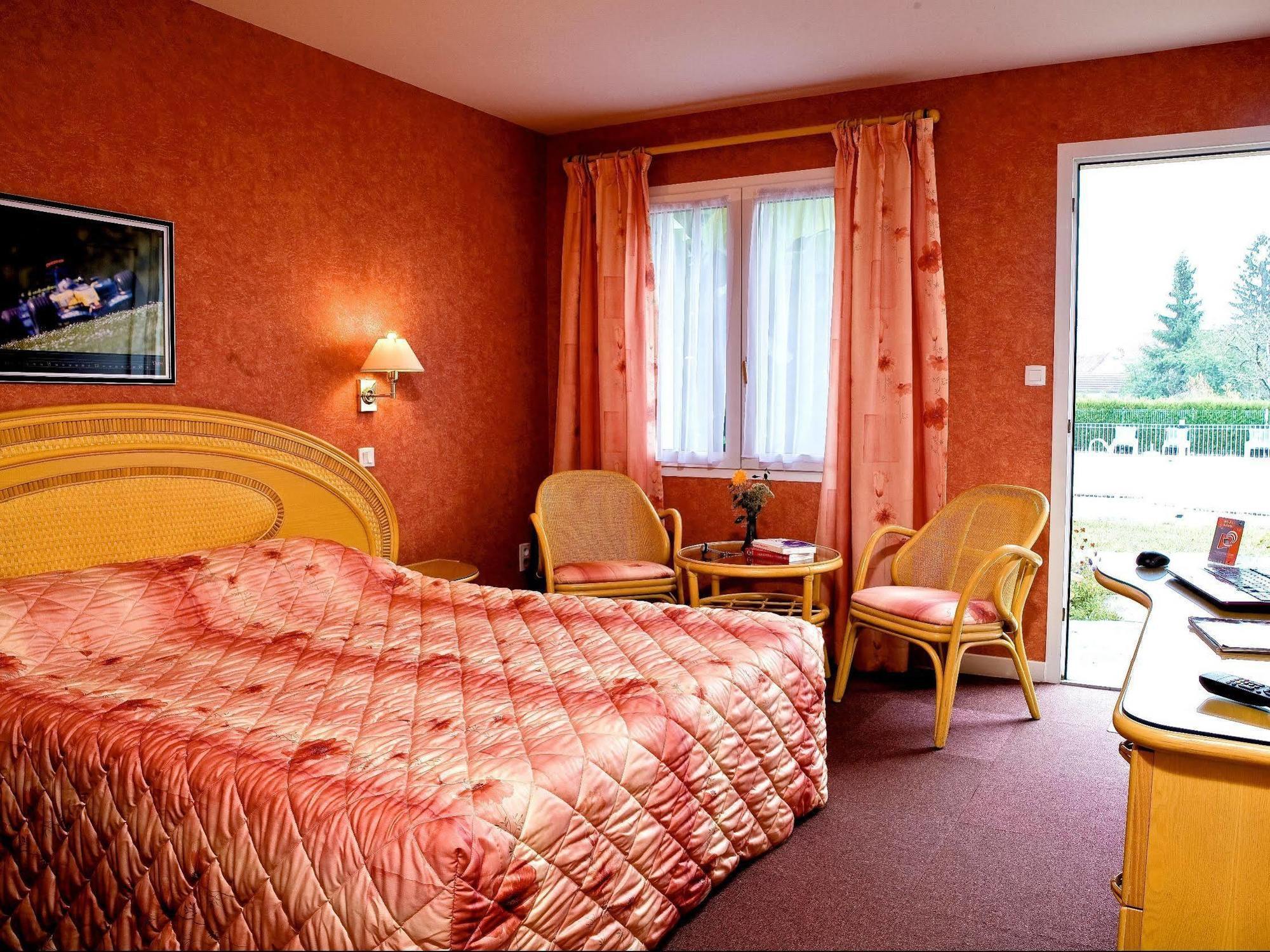 Logis Hotel Du Pont Neuf Le Veurdre Esterno foto
